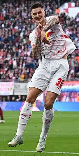 曼联旧将萨哈评舍什科引援:年轻锋才难扛重压,决策存误